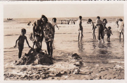 DE PANNE - LA PANNE -  Jeunes Femmes Aux Plaisirs De La Plage - De Panne