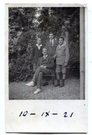 Carte Photo D'un Homme élégant Avec Ces Trois Jeune Garcon Posant Dans Leurs Jardin En 1921 - Personnes Anonymes