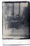 Carte Photo D'une Famille élégante Assise A La Terrasse D'un Café Vers 1905 - Personnes Anonymes