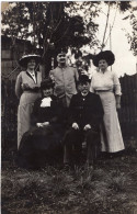 Carte Photo D'une Famille élégante Avec Un Officier Allemand Dans Leurs Jardin En 1915 ( Guerre 14-18 ) - Personnes Anonymes