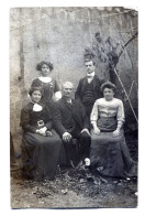 Carte Photo D'une Famille élégante Posant Dans La Cour De Leurs Maison Vers 1910 - Personnes Anonymes