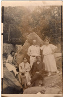 Carte Photo D'une Famille élégante Posant Dans Le Lit D'une Rivière Dans Un Village En 1923 - Personnes Anonymes