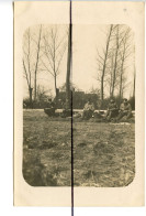 CARTE PHOTO Identifier .CPA .Militaire. Guerre, Soldats, Repas Après Le Bombardement - Photographie