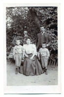 Carte Photo D'une Famille élégante Posant Dans Leurs Jardin Vers 1910 - Personnes Anonymes