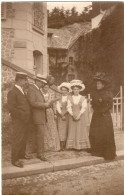 Carte Photo D'une Famille élégante Posant Dans Un Village Vers 1905 - Personnes Anonymes