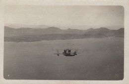 83 / FREJUS / SAINT RAPHAEL / RARE CARTE PHOTO  / HYDRAVION EN VOL - Saint-Raphaël