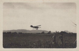 83 / FREJUS / SAINT RAPHAEL / RARE CARTE PHOTO  / AVION SE POSANT - Saint-Raphaël