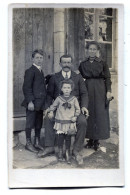 Carte Photo D'une Famille élégante Posant Devant Leurs Ferme Vers 1910 - Personnes Anonymes