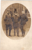 Carte Photo De Trois Officiers Francais ( Des Prisonnier ) Posant Dans Leurs Camp De Prisonnier En 14-18 - Guerre, Militaire