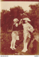 PHOTO 8.5 X 6.5 DEUX JEUNES FILLES EN COSTUME UNE EN MARQUIS L'AUTRE EN SOUBRETTE REPETANT LEUR DANSE DANS LE JARDIN - Anonymous Persons