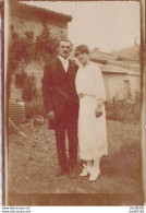 PHOTO 9 X 6.5 CMS UN COUPLE DE JEUNES MARIES - Personnes Anonymes