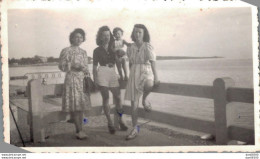 PHOTO 11 X 6.5 CMS TROIS FEMMES ET UN ENFANT EN SEPTEMBRE 1945 A CANNES - Anonymous Persons