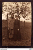 PHOTO 8.5 X 6 CMS UN SOLDAT MOUSTACHU ET UNE FEMME - Guerre, Militaire