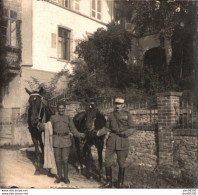 PHOTO 6 X 6 CMS UN OFFICIER GABY AVEC SON CHEVAL ET L'ORDONNANCE DEVANT NOTRE MAISON A SCHWALBACH DEPT 66 EN 1922 - Guerre, Militaire