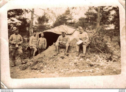 PHOTO 8.5 X 6.5 CMS CINQ POILUS DEVANT UNE TENTE DE FORTUNE DURANT LA PREMIERE GUERRE MONDIALE - Guerre, Militaire