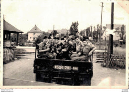 PHOTO TAILLE 10 X 7.5 CMS SOLDATS EN TRANSPORT DE TROUPES  SERVICE MILITAIRE AU CAMP DE BAUMHOLDER ALLEMAGNE EN 1950 - Guerre, Militaire