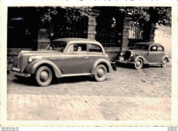 PHOTO TAILLE 10 X 7.5 CMS OPEL OLYMPIA ET MERCEDES 170 V  SERVICE MILITAIRE AU CAMP DE BAUMHOLDER ALLEMAGNE EN 1950 - Cars