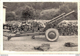 PHOTO TAILLE 10 X 7.5 CMS SOLDAT ET  OBUSIER DE 105 SERVICE MILITAIRE AU CAMP DE BAUMHOLDER ALLEMAGNE EN 1950 - Guerre, Militaire