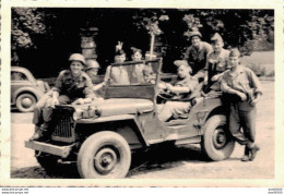PHOTO TAILLE 10 X 7.5 CMS SOLDATS ET JEEP  SERVICE MILITAIRE AU CAMP DE BAUMHOLDER ALLEMAGNE EN 1950 - Guerre, Militaire
