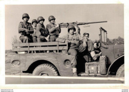 PHOTO TAILLE 10 X 7.5 CMS SOLDATS ET AUTO MITRAILLEUSE  SERVICE MILITAIRE AU CAMP DE BAUMHOLDER ALLEMAGNE EN 1950 - Guerre, Militaire