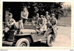 PHOTO TAILLE 10 X 7.5 CMS SOLDATS ET JEEP SERVICE MILITAIRE AU CAMP DE BAUMHOLDER ALLEMAGNE EN 1950 - Guerre, Militaire
