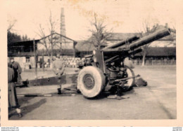 PHOTO TAILLE 10 X 7.5 CMS SOLDAT ET  OBUSIER DE 105 SERVICE MILITAIRE AU CAMP DE BAUMHOLDER ALLEMAGNE EN 1950 - Guerre, Militaire