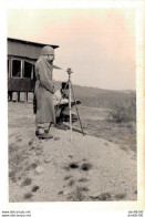 PHOTO 10 X 7 CMS SOLDAT MANIPULANT UNE EQUERRE OPTIQUE  SERVICE MILITAIRE A BAUMHOLDER EN 1950 - Guerre, Militaire