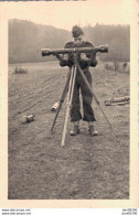 PHOTO 10 X 7 CMS SOLDAT MANIPULANT UN TELEMETRE SERVICE MILITAIRE A BAUMHOLDER EN 1950 - Guerre, Militaire