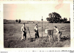 PHOTO 8 X 5.5 CMS 3 MILITAIRES FAISANT DES RELEVES TOPOGRAPHIQUES  SERVICE MILITAIRE A BAUMHOLDER EN 1950 - Guerre, Militaire