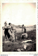 PHOTO 8,5 X 6 CMS DES SOLDATS NOTANT DES RELEVES TOPOGRAPHIQUES  SERVICE MILITAIRE A BAUMHOLDER EN 1950 - Guerre, Militaire