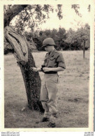 PHOTO 10 X 7.5 CMS SOLDAT PRENANT UN AZIMUTH AVEC SA BOUSSOLE SERVICE MILITAIRE A BAUMHOLDER EN 1950 - Guerre, Militaire