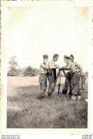 PHOTO 8 X 5.5 CMS 4 BIDASSES PRENANT DES NOTES DE RELEVES TOPOGRAPHIQUES  SERVICE MILITAIRE A BAUMHOLDER EN 1950 - Guerre, Militaire