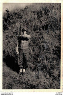 PHOTO 10 X 7.5 CMS SOLDAT EN PRESENTEZ ARME SERVICE MILITAIRE A BAUMHOLDER EN 1950 - Guerre, Militaire
