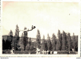 PHOTO 9 X 7 CMS SOLDAT QUI PLONGE A LA PISCINE DE WITTLICH  SERVICE MILITAIRE A BAUMHOLDER EN 1950 - Guerre, Militaire