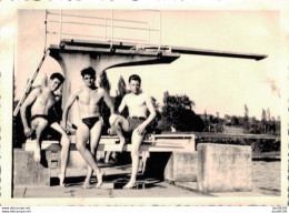 PHOTO 10 X 7.5 CMS SOLDATS EN MAILLOT DE BAINS  A LA PISCINE DE WITTLICH  SERVICE MILITAIRE A BAUMHOLDER EN 1950 - Guerre, Militaire