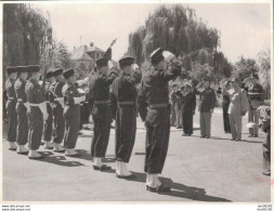 PHOTO 11.5 X 8.5 CMS CEREMONIE AVEC DRAPEAUX SERVICE MILITAIRE A BAUMHOLDER EN 1950 - Guerre, Militaire