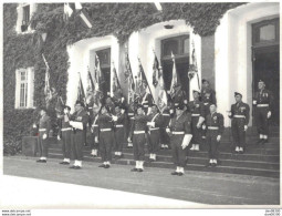 PHOTO 11.5 X 8.5 CMS CEREMONIE AVEC DRAPEAUX SERVICE MILITAIRE A BAUMHOLDER EN 1950 - Guerre, Militaire