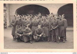 PHOTO 10 X 7.5 CMS LA COMPAGNIE EN VAREUSE ET CALOT SERVICE MILITAIRE A BAUMHOLDER EN 1950 - Guerre, Militaire