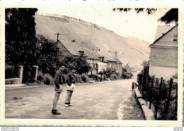 PHOTO 10 X 7 CMS DEUX BIDASSES EN VADROUILLE DANS LE VILLAGE SERVICE MILITAIRE A BAUMHOLDER EN 1950 - Guerre, Militaire