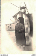 PHOTO 8.5 X 6 CMS SOLDAT EN VAREUSE MONTANT LA GARDE A LA GUERITE SERVICE MILITAIRE A BAUMHOLDER EN 1950 - Krieg, Militär