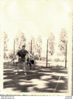PHOTO 10 X 7 CMS SOLDAT JOUANT AU TENNIS  SERVICE MILITAIRE A BAUMHOLDER EN 1950 - Guerre, Militaire