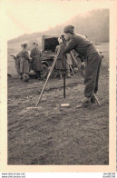 PHOTO 10 X 7 CMS SOLDAT GEOMETRE FAISANT DES RELEVES SERVICE MILITAIRE A BAUMHOLDER EN 1950 - Guerre, Militaire