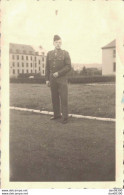 PHOTO 8.5 X 6 CMS SOLDAT POSANT DEVANT UN BATIMENT DE LA CASERNE  SERVICE MILITAIRE A BAUMHOLDER EN 1950 - Krieg, Militär