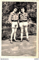 PHOTO 10 X 7 CMS DEUX SOLDATS EN SHORT  SERVICE MILITAIRE A BAUMHOLDER EN 1950 - Guerre, Militaire