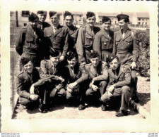 PHOTO 7.5 X 6.5 CMS GROUPE DE SOLDATS PRENANT LA POSE SERVICE MILITAIRE A BAUMHOLDER EN 1950 - Guerre, Militaire