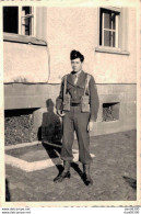 PHOTO 10 X 7 CMS SOLDAT DEVANT UN BATIMENT DE LA CASERNE SERVICE MILITAIRE A BAUMHOLDER EN 1950 - Krieg, Militär