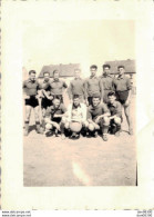 PHOTO 7.5 X 6.5 CMS L'EQUIPE DE FOOT DU REGIMENT SERVICE MILITAIRE A BAUMHOLDER EN 1950 - Guerre, Militaire