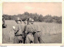 PHOTO 10 X 7 CMS SOLDATS EN REPERAGE TOPOGRAPHIQUE SERVICE MILITAIRE A BAUMHOLDER EN 1950 - Guerre, Militaire