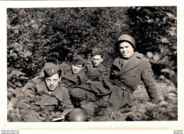 PHOTO 10 X 7 CMS QUATRE SOLDATS EN VAREUSE RELAX DANS L'HERBE SERVICE MILITAIRE A BAUMHOLDER EN 1950 - Krieg, Militär