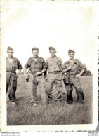 PHOTO 8.5 X 6 CMS QUATRE SOLDATS EN MANOEUVRE SERVICE MILITAIRE A BAUMHOLDER EN 1950 - Krieg, Militär